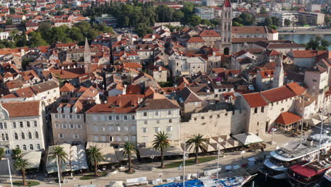 Barocke-Strukturen-Am-Wasser-In-Der-Historischen-Stadt-Trogir-An-Der-Adriaküste,-Dalmatien,-Kroatien