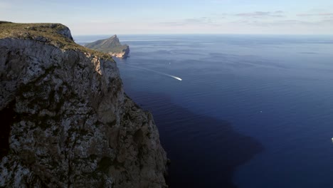 Fliegen-Um-Die-Ecke-Des-Berges-Offenbaren-Zweite-Insel-Und-Boot,cala-De-Ses-Ortigues-Mallorca,-Spanien,-Antenne