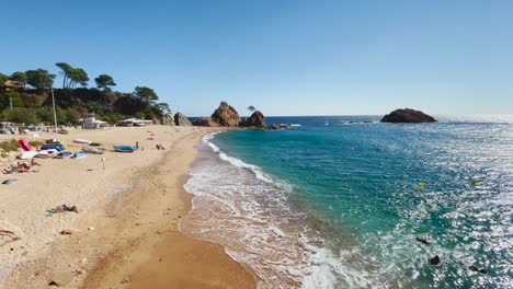 Luego-Mar-Bahía-De-La-Mar-Menuda-Hermosa-Playa-Con-Agua-Turquesa-Y-Arenas-Gruesas-Mar-Azul-Caribeño-Rocas-Turquesas-En-El-Fondo-Sin-Gente