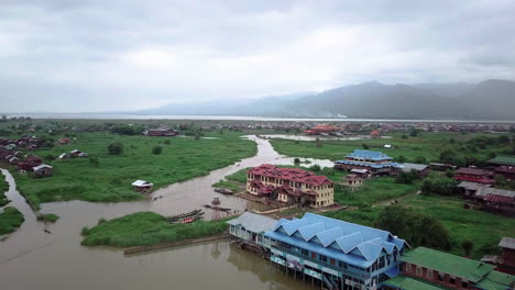 Antena-De-Pueblo-Flotante-En-El-Lago-Inle-Con-Hermoso-Paisaje,-Myanmar