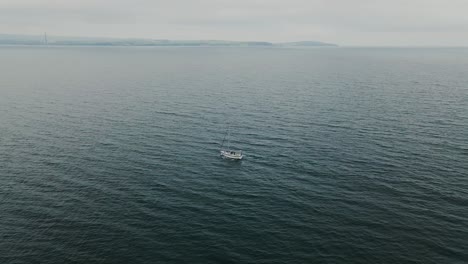 Absteigende-Und-Kippende-Luftaufnahme-Des-Segelboots-Auf-See