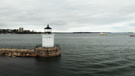 Oscillating-drone-shot-of-Bug-Light-Lighthouse,-Portland,-Maine