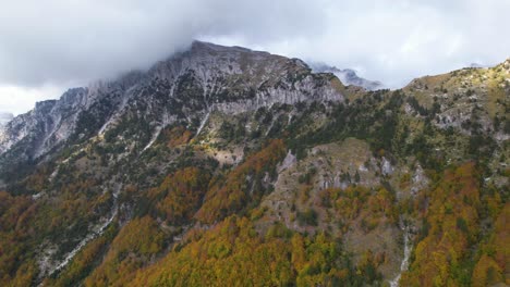 Herbstfarben-Auf-Wunderschönen-Alpenbergen-Albaniens-Mit-Goldenen-Laubfelsen