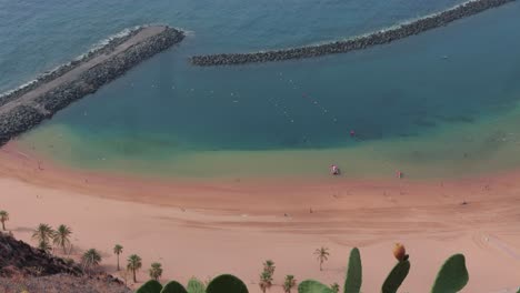 Romper-El-Agua-O-La-Pared-Del-Mar-En-La-Playa-De-Las-Teresitas,-Tenerife