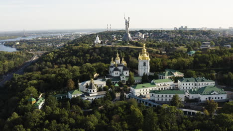 Vista-Aérea-De-Kyiv-Pechersk-Lavra-Y-Gran-Campanario-De-Lavra-Con-Monumento-A-La-Patria-En-La-Distancia-En-Kiev,-Ucrania