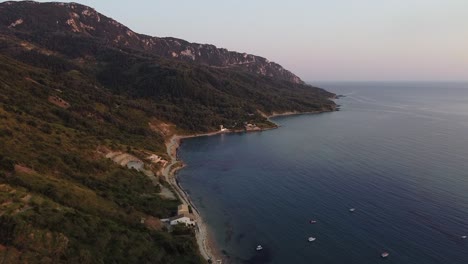 Flug-über-Die-Blaue-Bucht-Von-Korfu,-Wilden-Strand,-Sand-Und-Boote