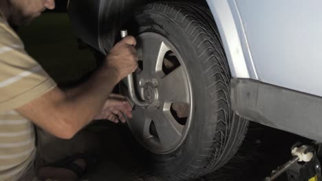Replacing-car-tire-at-night