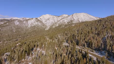 Berglandschaft-In-Lake-Tahoe,-Nevada-Mit-Einem-Aufschwung