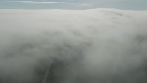 Luftneigung-Zeigt-Aufnahme-Des-Blauen-Himmels-über-Grauen-Wolken-Auf-Den-Magdalen-Inseln