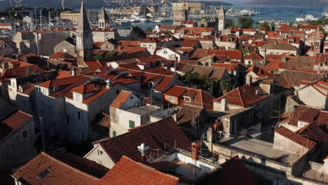 Altstadt-Von-Trogir-In-Dalmatien,-Kroatien-Im-Sommer---Drohnenaufnahme-Aus-Der-Luft