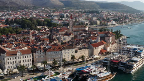 Vista-Panorámica-De-La-Ciudad-Medieval-De-Trogir-Con-Vistas-A-Las-Montañas-En-Croacia