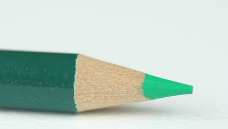 Extreme-Nahaufnahme-Des-Grünen-Spitzen-Bleistifts-Lokalisiert-Auf-Weißem-Hintergrund