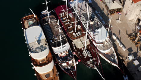 Traditionelle-Holzschiffe,-Die-Am-Jachthafen-In-Trogir,-Kroatien,-Festgemacht-Sind