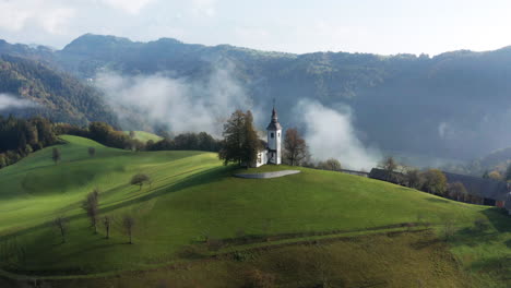 Rollender-Nebel-Bei-Sonnenaufgang-In-Den-Hügeln-Von-Skofjelosko-Hribovje-Mit-St