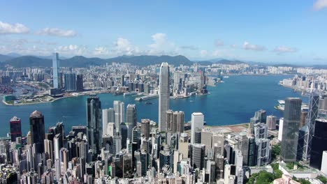 Hong-Kong-Bucht-Und-Skyline-Mit-Wolkenkratzerblick-An-Einem-Schönen-Klaren-Tag,-Luftbild