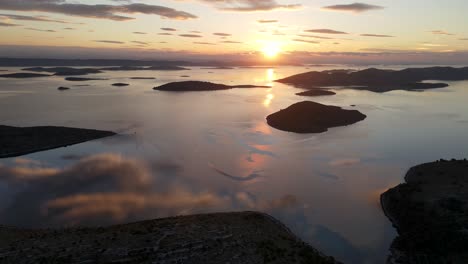 Feuersonnenuntergang-über-Stillem-Und-Friedlichem-Meerwasser-Des-Nationalparks-Kornati-Bei-Sonnenuntergang