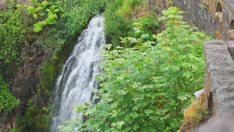 Pintoresco-Paisaje-De-Lullaby-Falls-Con-Agua-Que-Fluye-En-Un-Acantilado-Empinado-Hasta-El-Río-Columbia-En-El-Condado-De-Hood-River,-Oregon