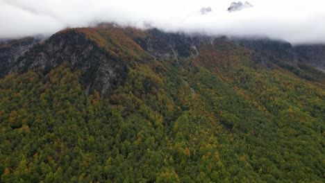 Hermosa-Montaña-Con-Bosques-Coloridos-Y-Picos-Altos-Bajo-Niebla-Brumosa-En-Otoño