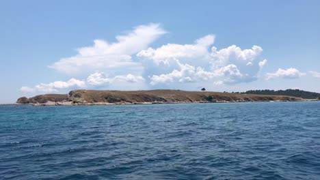 Navegando-Y-Pasando-Por-Un-Pintoresco-Islote-Griego-Deshabitado-En-El-Mar-Mediterráneo-En-Sithonia-En-4k