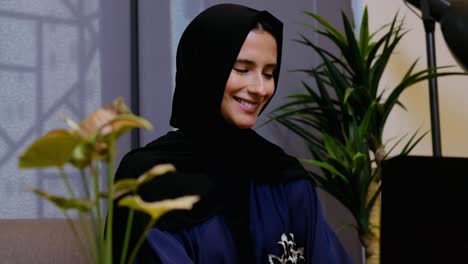 Hermosa-Mujer-árabe-En-Hijab-Abaya-Usando-Teléfono-Celular,-Hablando-De-Maqueta