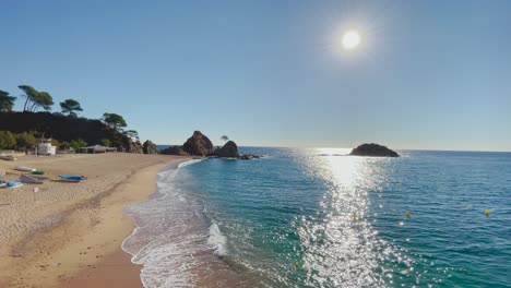 Luego-Mar-Bahía-De-La-Mar-Menuda-Hermosa-Playa-Con-Agua-Turquesa-Y-Arenas-Gruesas-Mar-Azul-Caribeño-Rocas-Turquesas-En-El-Fondo-Sin-Gente