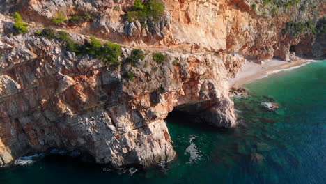 Luftaufnahme:-Erstaunliche-Kroatische-Küstenklippen-Am-Adriatischen-Blauen-Meer,-Dalmatien