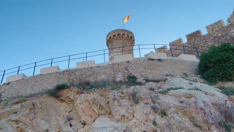 Burgummauerte-Anlage-Am-Meer-In-Tossa-De-Mar,-Girona,-Spanien,-Costa-Brava,-Türkisfarbene-Wasserstrände