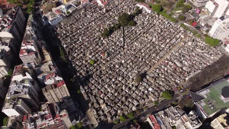 Vollständige-Luftaufnahme-Des-Friedhofs-La-Recoleta-Mit-Gräbern-Berühmter-Persönlichkeiten