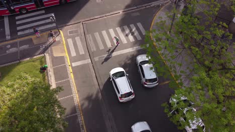 Juggler-entertaining-motorists-at-traffic-light,-Buenos-Aires