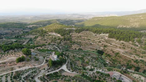 Luftaufnahme,-Die-Sich-Vorwärts-Bewegt,-Malerische-Aussicht-Auf-Die-Landschaft-Im-Nationalpark-Sierra-Espuna-In-Spanien,-Sonniger-Blauer-Himmel-Im-Hintergrund