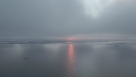 Reflexion-Eines-Sonnenuntergangs-In-Der-Nordsee