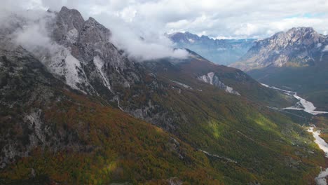 Panorama-Asombroso-De-La-Gama-Con-El-Valle-Abajo-De-Las-Montañas-Gigantescas-De-Los-Alpes-Y-Los-Bosques-Coloridos