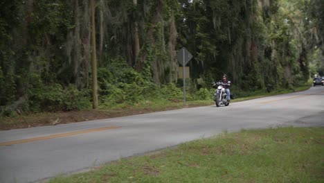Florida,-Hombre,-En,-Motocicleta,-Paseos,-Por,-En,-Un,-Concurrido,-Country-Road