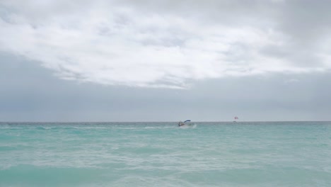 Hermoso-Océano-Caribeño-Con-Aguas-Azules-Y-Un-Barco-Que-Pasa