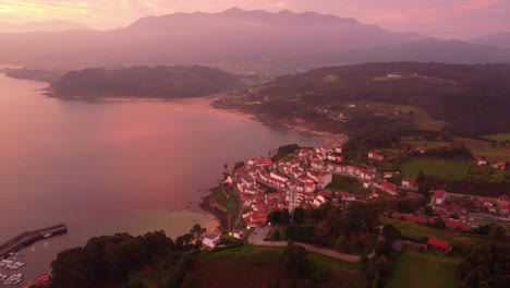 Lastres-Luftaufnahme-Während-Des-Atemberaubenden-Sonnenuntergangs-Des-Kleinen-Mittelalterlichen-Steinernen-Fischerdorfes-In-Der-Region-Asturien-Nördlich-Von-Spanien