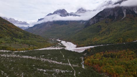 Schönes-Tal-Von-Valbona-In-Herbstfarben-Mit-Wald-Und-Hohen-Gipfelbergen
