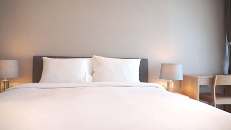 Comfortable-Kingsize-Bed-in-Master-Bedroom-of-Luxury-Hotel-Resort,-Full-Frame