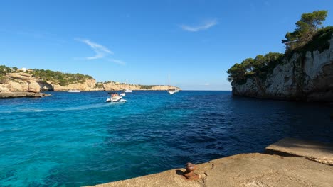 Motorboot-Fährt-Weg-Von-Der-Küste-Im-Blauen-Meer-Auf-Mallorca,-Spanien