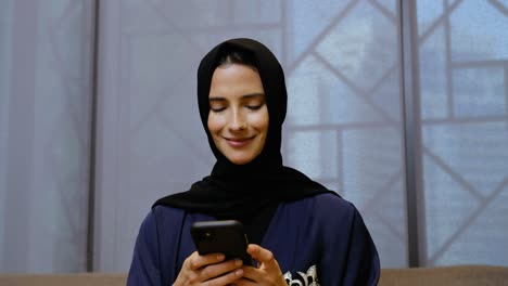 Arabisches-Mädchen-Aus-Dem-Nahen-Osten-Mit-Mobilem-Smartphone,-Das-Abaya-Und-Hijab-Trägt