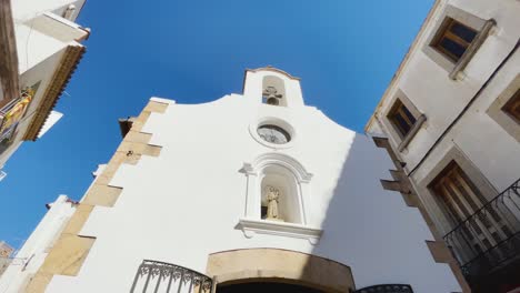 Pequeña-Capilla-Iglesia-En-El-Centro-De-Tossa-De-Mar-Costa-Brava-Dentro-De-La-Provincia-De-Girona-En-España-Si-El-Fondo-Azul