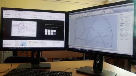 Arbeitet-Als-Ingenieur-Im-Büro-Mit-Doppelbildschirm-pc