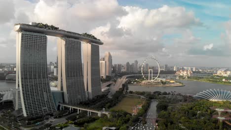 Luftaufnahme-Der-Skyline-Von-Singapur-Mit-Den-Marina-Bay-Sands-Und-Dem-Finanzviertel
