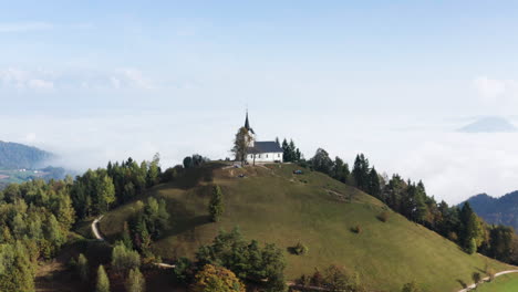 Luftaufnahme-Der-Hügel,-Berge,-Des-Bunten-Waldes-Und-Der-Kirche-Sv
