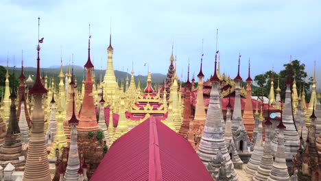 Luftaufnahme,-Die-über-Der-Inn-Tain-pagode-Am-Inle-see-Treibt,-Myanmar---Dolly-In