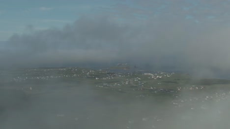 Luftflug-In-Wolken,-Die-Sich-über-Dächern-In-Einem-Ländlichen-Dorf-Auf-Der-Insel-Magdalen-Bewegen