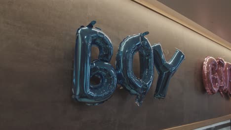 Blaue-Heliumballonbuchstaben,-Die-Während-Der-Geschlechtsenthüllungsparty-Das-Wort-Boy-Bilden,-Drinnen