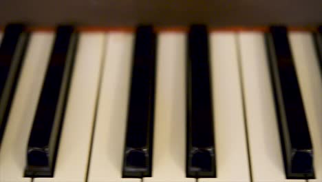 Schließen-Der-Schwarzen-Tasten-Einer-Klaviertastatur