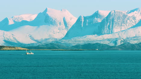Atemberaubende-Filmische-Aufnahme-Eines-Fischerbootes-Auf-Den-Lofoten,-Norwegen