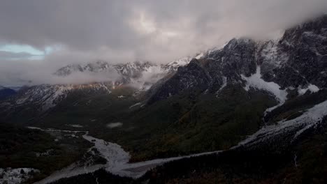 Dramatische-Bergwinterlandschaft-Der-Alpen-Mit-Schnee-Und-Wolken-über-Dem-Valbona-tal-In-Albanien