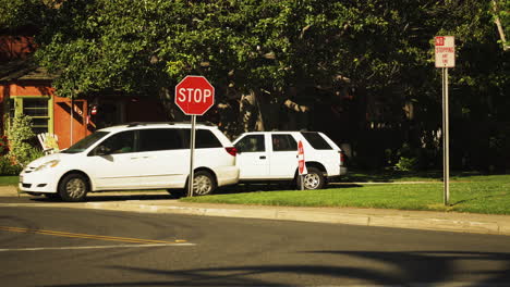 Rotes-Stoppschild-Und-Weißes-Fahrzeug-In-Den-Straßen-Von-Los-Angeles